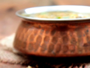 3 yr old  kid who fell into curry vessel succumbs
